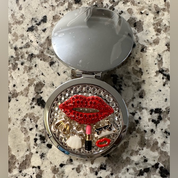 GLITZ AND GLAM FOLDABLE POCKETS MIRROR. - Picture 6 of 7